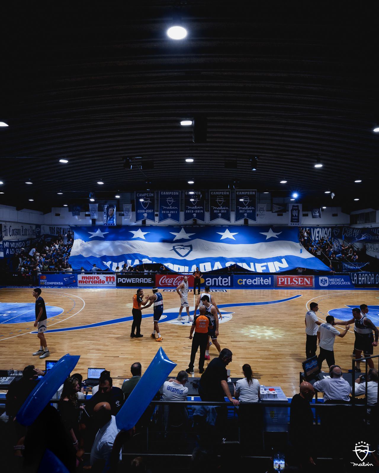 Bandera gigante cubriendo la tribuna del Canil
