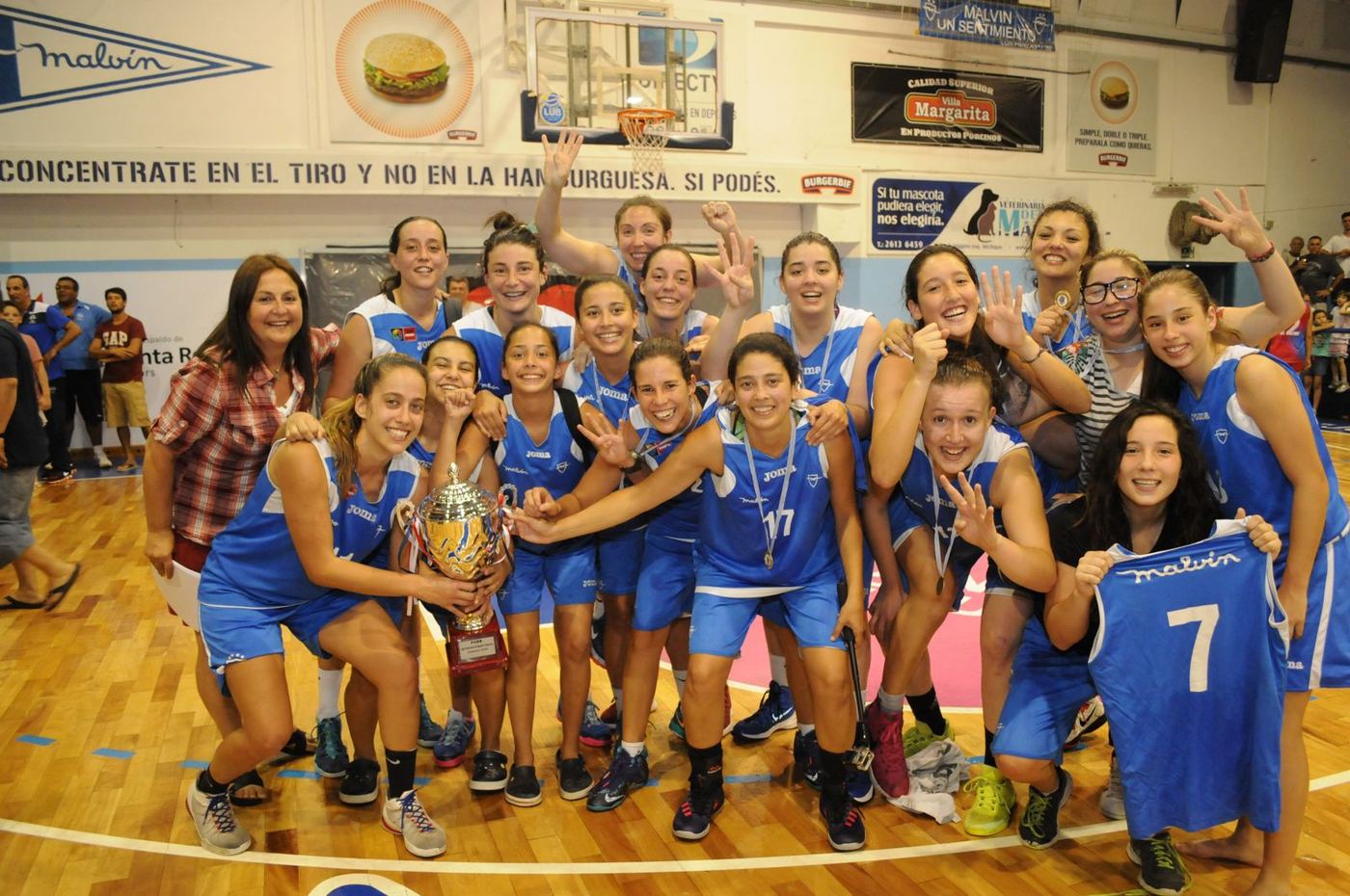Las formativas femeninas festejando con un trofeo