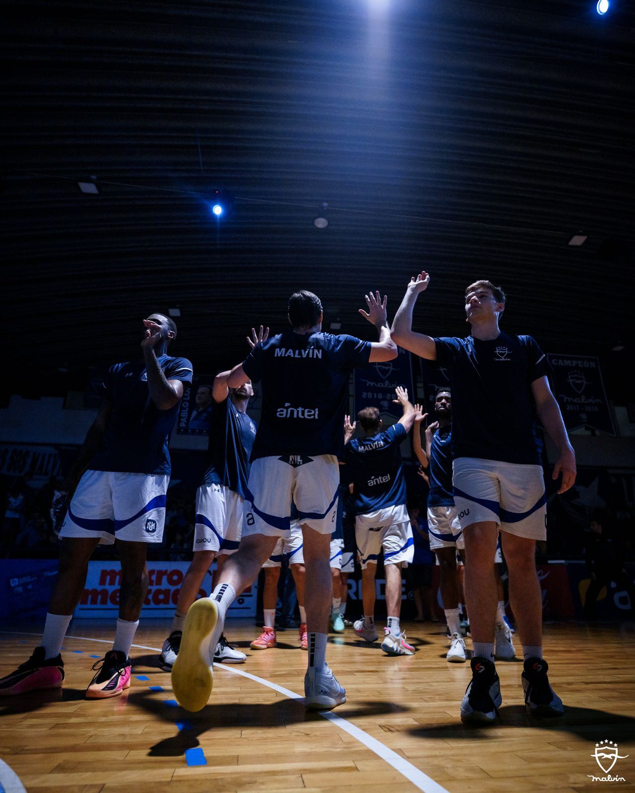 El equipo saliendo a la cancha del Canil