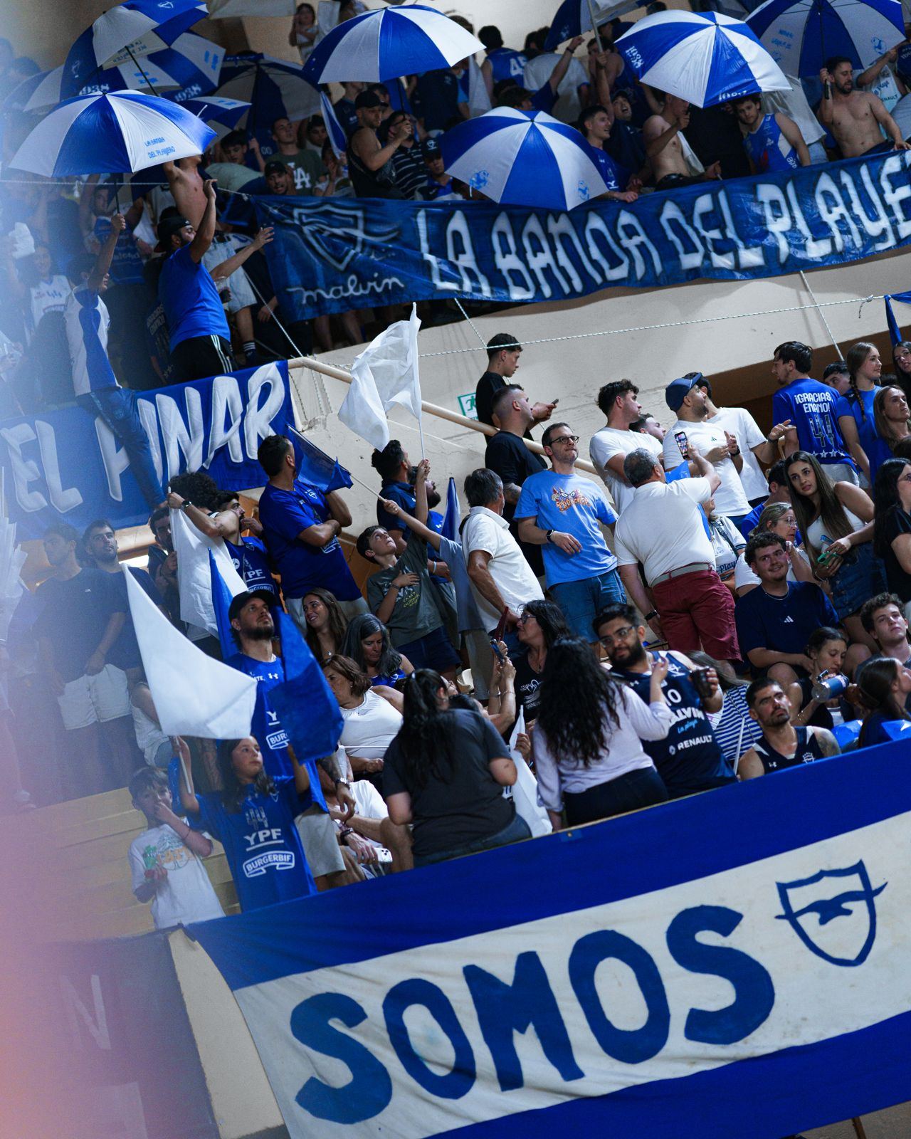 La hinchada de Malvín con paraguas azules y blancos