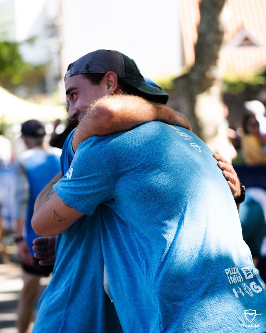 Dos corredores se abrazan después de cruzar la meta de Malvín Run 2025