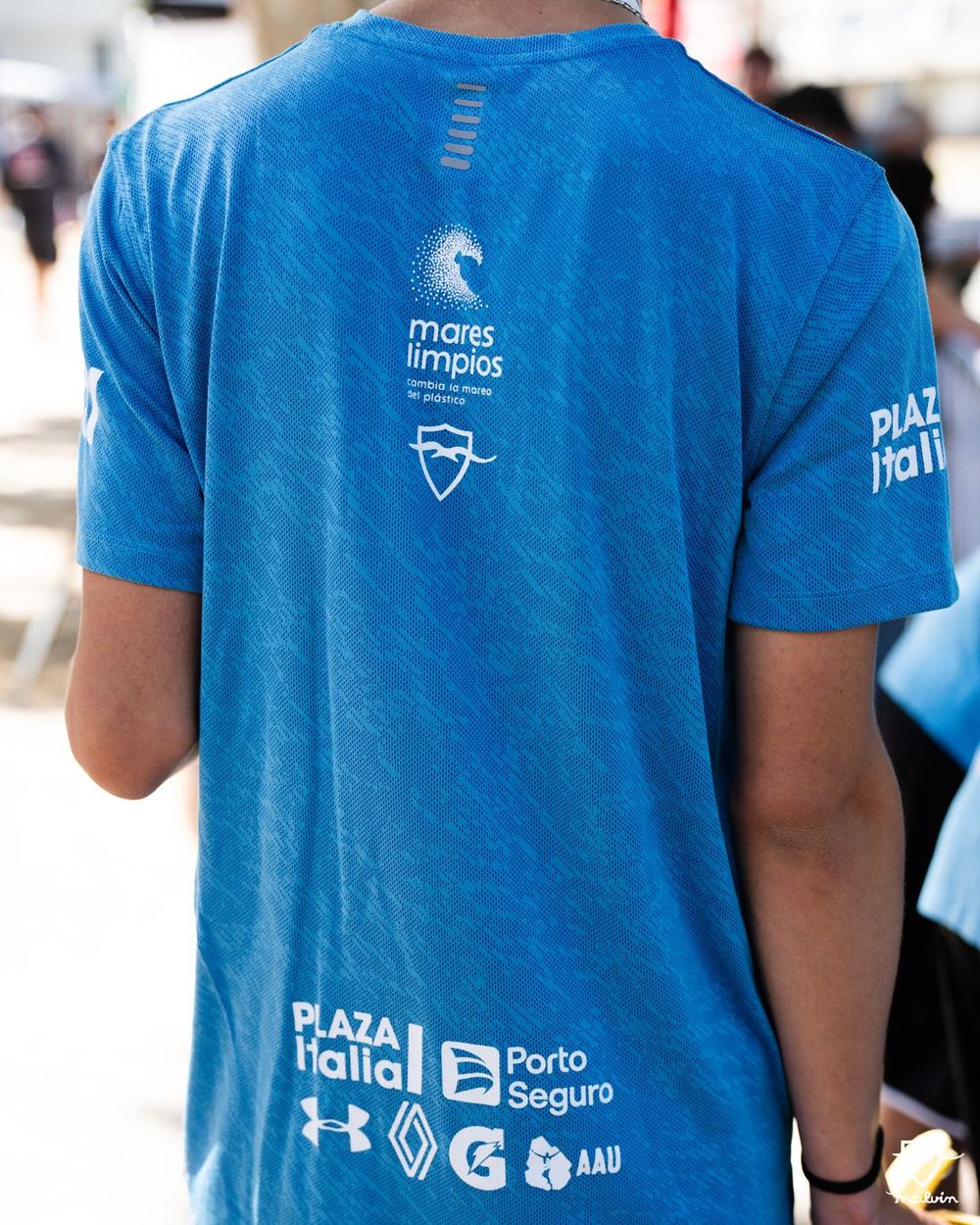 Espalda de la camiseta oficial de Malvín Run con el sello de Mares Limpios y los logos de las marcas que acompañan